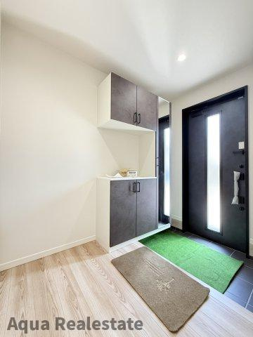 高松市香南町由佐の新築一戸建の玄関|きれいな玄関です