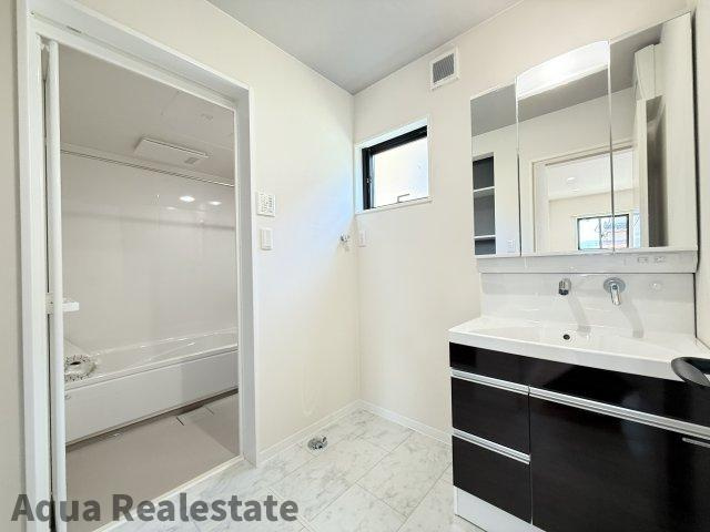 高松市香南町由佐の新築一戸建の独立洗面台|朝の支度にも助かる、独立の洗髪洗面化粧台