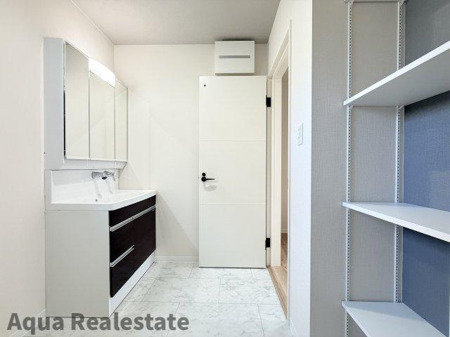 高松市香南町由佐の新築一戸建の独立洗面台|独立洗面台あり、毎朝おしゃれに忙しい女性の方におすすめです