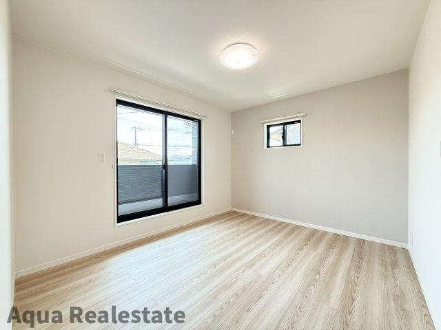 高松市香南町由佐の新築一戸建の寝室|開放的な寝室です