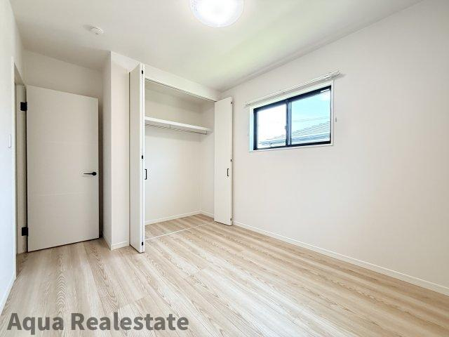 高松市香南町由佐の新築一戸建の洋室|落ち着いた色調の洋室です