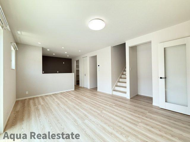 高松市香南町由佐の新築一戸建の居間・リビング|こちらの居間で趣味の時間をお楽しみください