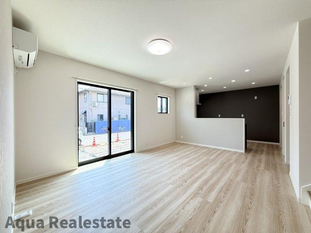 高松市香南町由佐の新築一戸建の居間・リビング|居間です