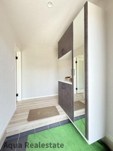 高松市香南町由佐の新築一戸建の玄関|明るい玄関です