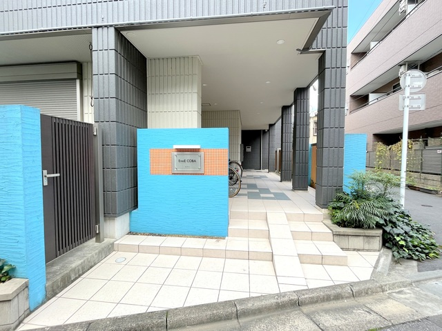 エンネコバのエントランス|★きれいな色味のエントランス★