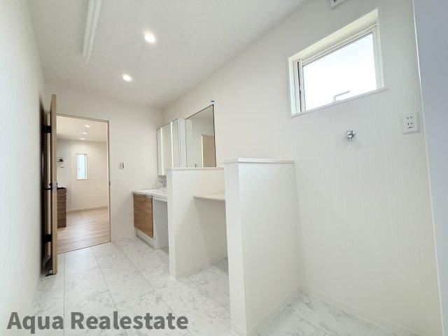 高松市前田西町の新築一戸建の独立洗面台|独立洗面台、小物を置くことができて便利です