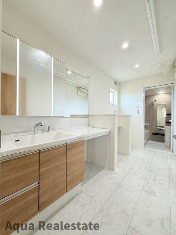 高松市前田西町の新築一戸建の洗面所|脱衣スペースもあります