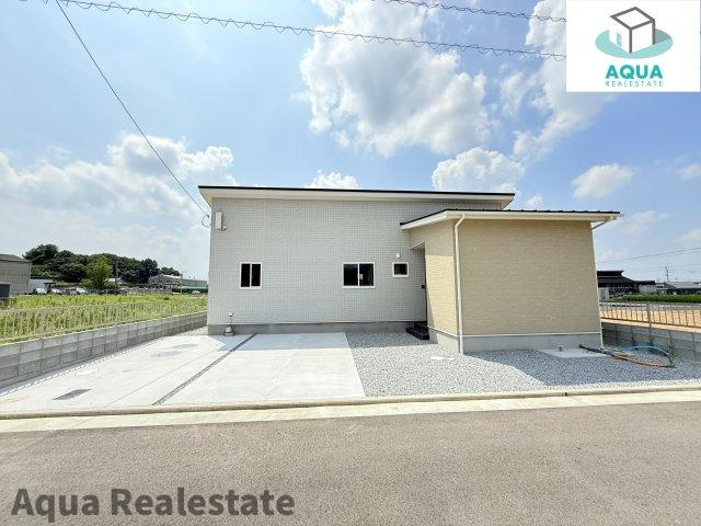 高松市前田西町　未入居モデルハウスの前面道路含む現地写真|新築ならではの美しい外観が、快適な新生活を予感させます。