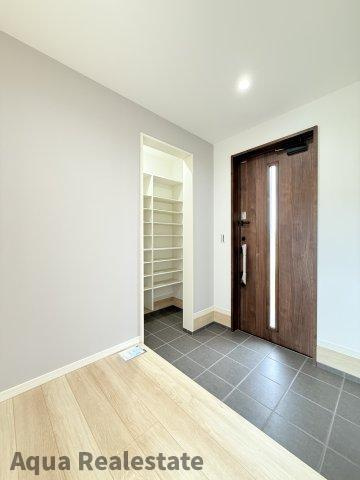 高松市前田西町の新築一戸建の玄関|明るい玄関です