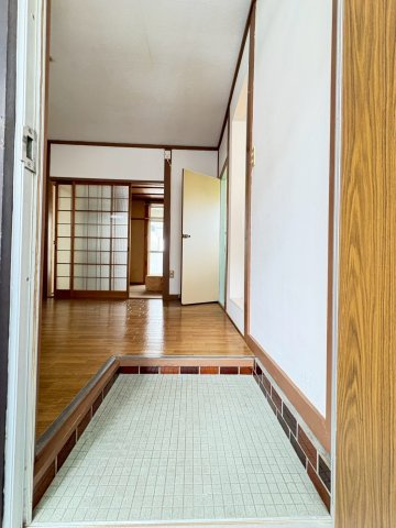 椿ハイツの玄関