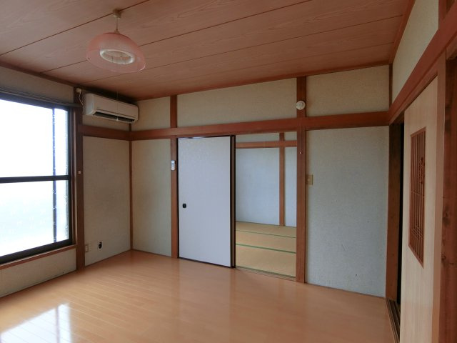 東郷シャトーハイツの洋室