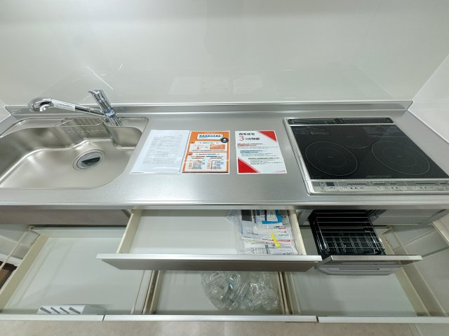 【キッチン】 | 下大利パークマンション☆仲介手数料無料☆ | 収納豊富なシステムキッチンは、シンクしたの収納が開くのもいいですね♪お料理楽しんでください♪