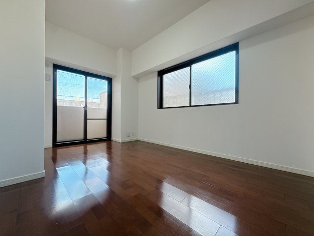 【洋室】 | 下大利パークマンション☆仲介手数料無料☆ | たとえ。小さかろうとやっぱり窓のある・なしは大きく違うもの。あるんです。窓。差し込む光はちゃんと朝を教えてくれるみたいです。