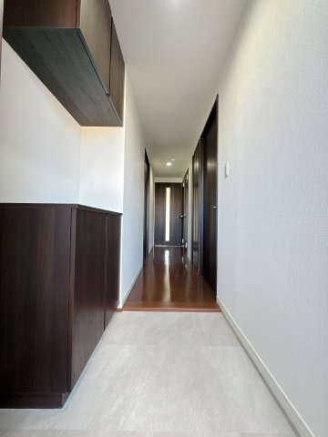 【玄関】 | 下大利パークマンション☆仲介手数料無料☆ | 玄関は光沢のある床材で、汚れもとても落としやすい。こういうちょっとした気遣いが長く住むと効いてくるんです。