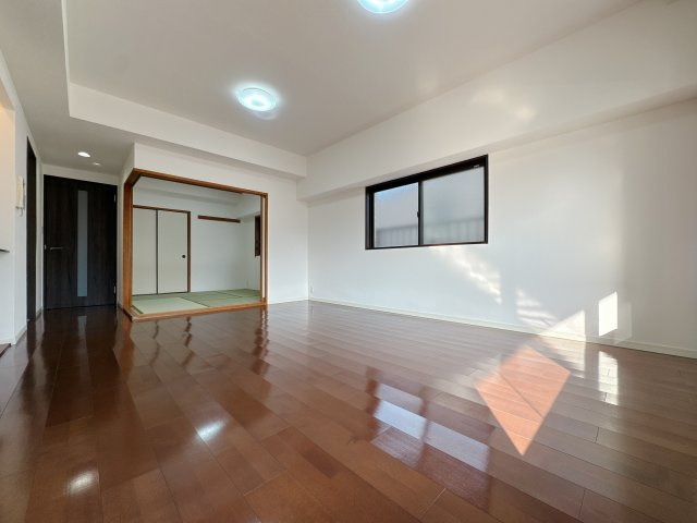 【居間・リビング】 | 下大利パークマンション☆仲介手数料無料☆ | リノベーションで生まれ変わった室内をぜひご内覧ください♪