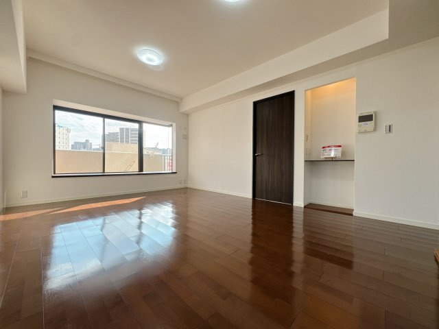 【居間・リビング】 | 下大利パークマンション☆仲介手数料無料☆ | 景観を望みながらお部屋でくつろぐのがおすすめの過ごし方です♪家族との時間、自分の時間共に大切にできる空間がここにあります。