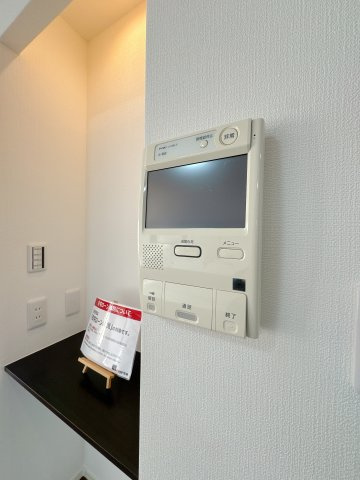 【防犯設備】 | 下大利パークマンション☆仲介手数料無料☆ | モニター付きのインターホンを備えています♪訪問者の顔をしっかりチェックすることができますね。