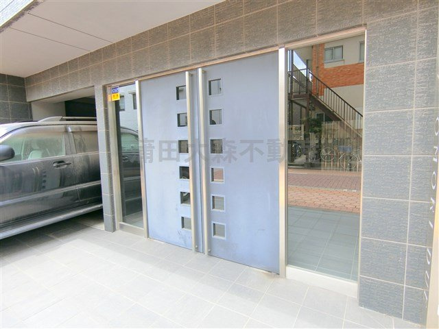 ブライズ大森DUEのエントランス|エントランス　防犯カメラ宅配BOXのあるエントランス