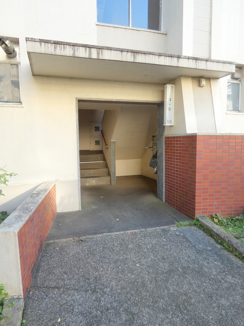 多摩川住宅ハー５のエントランス