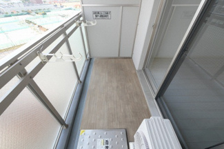 【バルコニー】 |  エスリード新大阪ヴェルデ | 外からの目が気にならないバルコニーで洗濯物が干せます