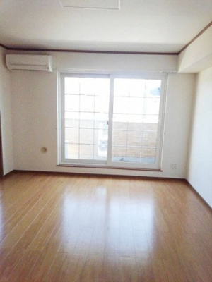 【居間・リビング】 | エクセレント・ヴィラＡ | 広々としたリビングです