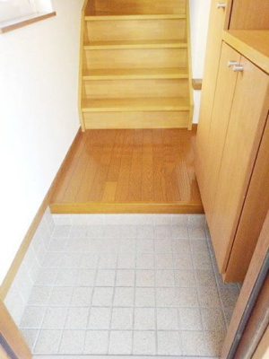 【玄関】 | エクセレント・ヴィラＡ | 収納もある玄関です