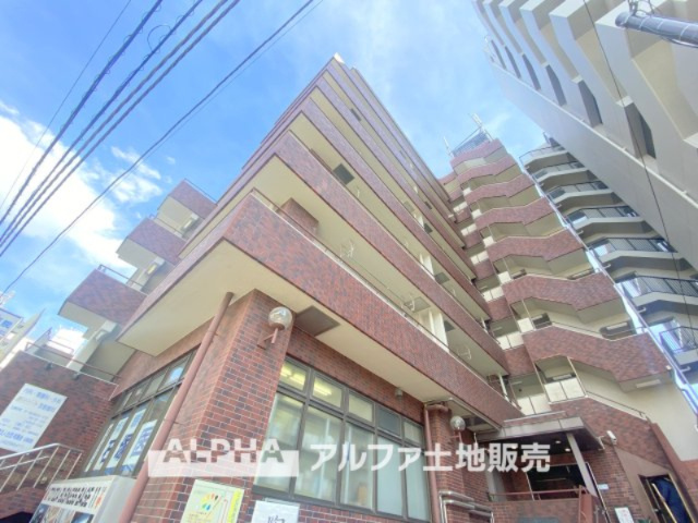 オリエント丹野マンション豊田の外観|【Entrance】
◆エントランス◆管理の行き届いた綺麗なエントランスは、扉を開けると温もりと幸せと楽しさいっぱいの我が家に帰ってきたんだなと落ち着く瞬間。