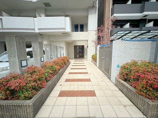 ルクレ新大阪レジデンスのエントランス