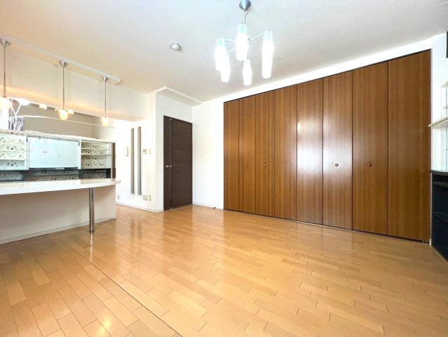 宮の森ロジュマンの居間・リビング|洋室（約15.7帖）