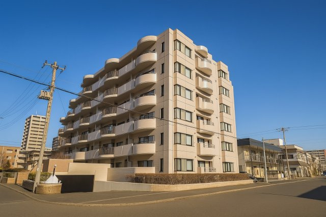 宮の森ロジュマンの外観|東光ストアまで徒歩6分！セブンイレブンまで徒歩4分！