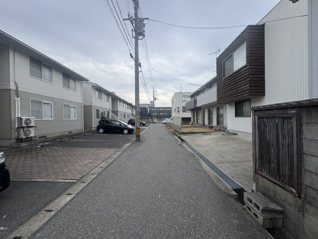 中央区紫竹山7丁目　売地の前面道路含む現地写真