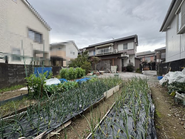 高知市東城山町の外観|南東端より撮影。南側は家庭菜園として利用されています。