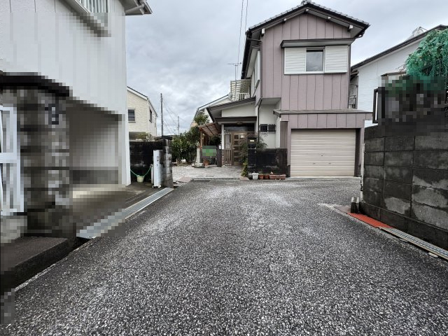 高知市東城山町の前面道路含む現地写真|正面が本物件です