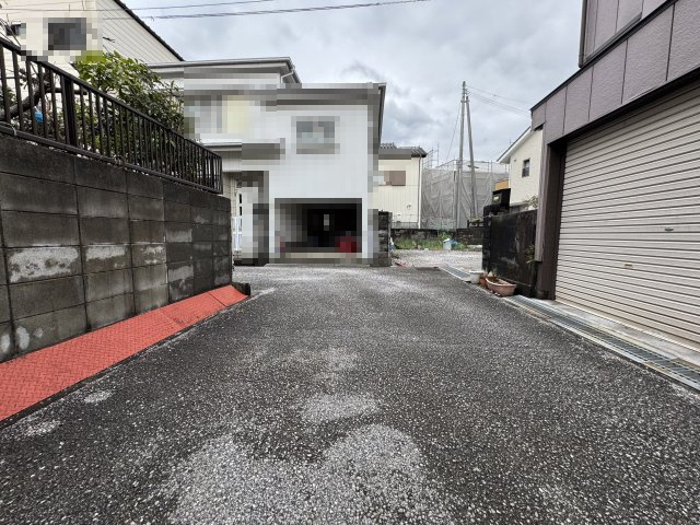 高知市東城山町の前面道路含む現地写真|右側が本物件です。
