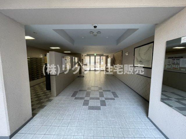 アドリーム交野のエントランス|エントランス内部
■物件内覧・資金計画相談・住宅ローン相談、リフォーム相談、お問合せ受付中■
※当日・翌日のご内覧、ご相談はお電話でのお問合せがスムーズです！