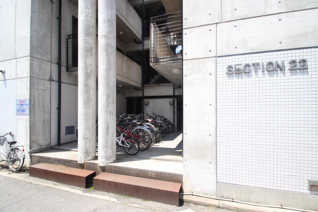 セクション２２のエントランス|建物の内部です
