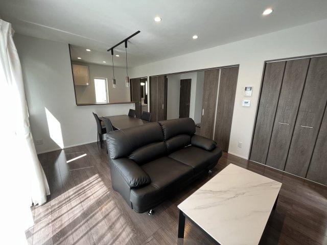 東根市神町西一丁目の居間・リビング|明るい陽射しが差し込むリビングには収納があるので荷物をたくさん入れられます