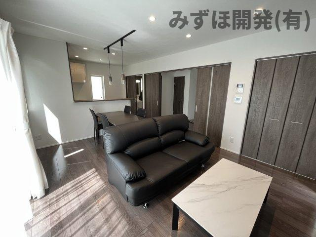 東根市神町西一丁目の居間・リビング|明るい陽射しが差し込むリビングには収納があるので荷物をたくさん入れられます