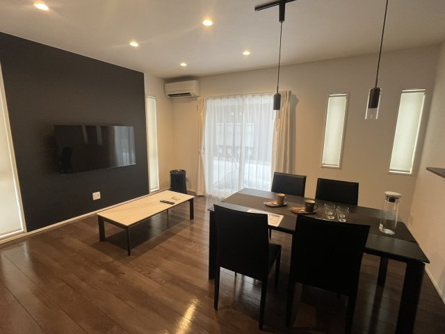 東根市神町西一丁目の居間・リビング|アクセントクロスがおしゃれな印象です