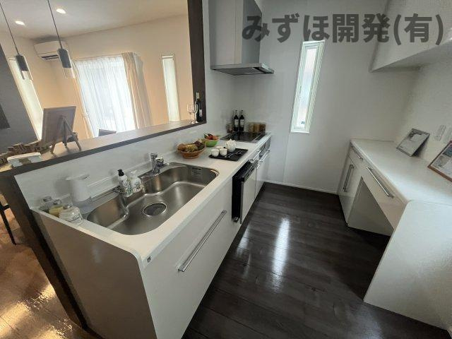 東根市神町西一丁目のキッチン|カウンタータイプの背面収納付きで使い勝手の良いキッチンです