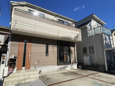 【外観】 | 所沢市北岩岡　中古戸建 | 駐車3台可能な広々カースペース