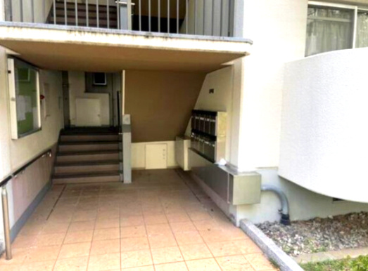 和泉府中団地2号棟のエントランス