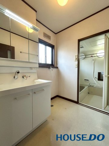 パナホーム施工　足利市大沼田町　中古戸建の独立洗面台|朝こそ余裕をもって準備したい！
学校へ、職場へ、デートへ♪
大切な準備の時間は、ゆとりある洗面所で！