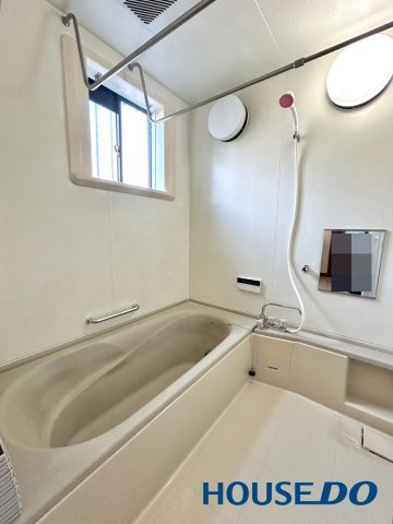 パナホーム施工　足利市大沼田町　中古戸建の浴室|換気に便利な窓が付いた清潔感のあるバスルーム★浴槽上部のバーは、手すりや洗濯物を干すためのバーとしても活用可能！