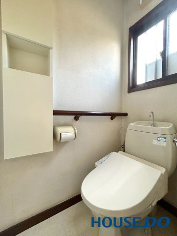 パナホーム施工　足利市大沼田町　中古戸建のトイレ|ついつい長居してしまうトイレ
日の入り方が絶妙で、考え事をするのにピッタリです！
長すぎるとご家族に心配されますので、要注意！