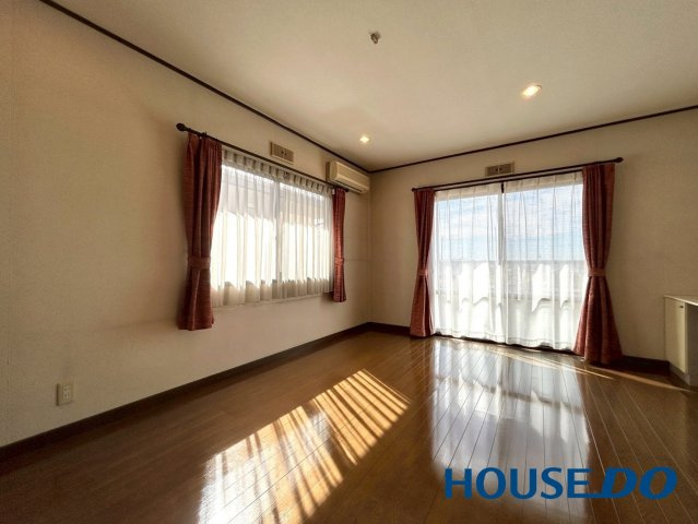 パナホーム施工　足利市大沼田町　中古戸建の洋室|窓が2面にあるため、採光と通風が良好☆家具の配置がしやすいシンプルな間取りで、寝室や子供部屋など、様々な用途にご利用いただけます！