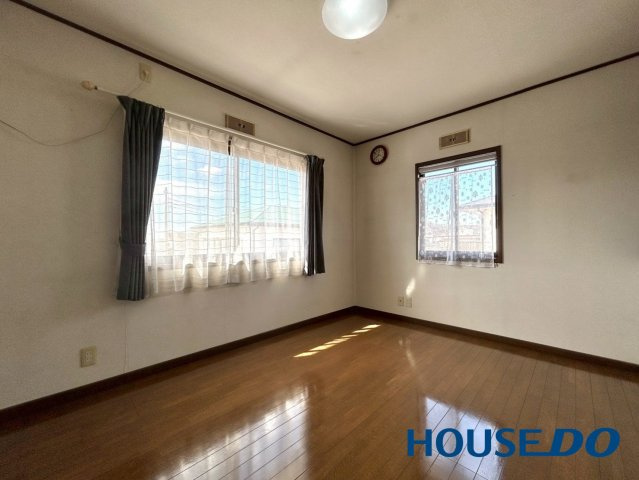 パナホーム施工　足利市大沼田町　中古戸建のトイレ|窓が2面にあるため、採光と通風が良好☆家具の配置がしやすいシンプルな間取りで、寝室や子供部屋など、様々な用途にご利用いただけます！