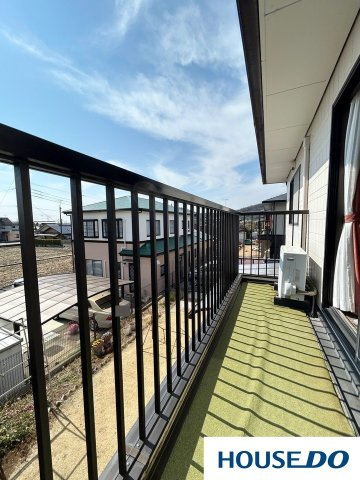 パナホーム施工　足利市大沼田町　中古戸建のバルコニー|開放的で明るい空間を演出してくれるバルコニー♪
ダークカラーのアイアンフェンスが外観全体を引き締め、モダンな印象を与えます☆