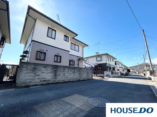 パナホーム施工　足利市大沼田町　中古戸建の前面道路含む現地写真|現地は車通りの少ない道路に面しています♪
小さなお子様や大切なペットがいるご家庭には、
【車通りの量】はマストチェックポイント☆