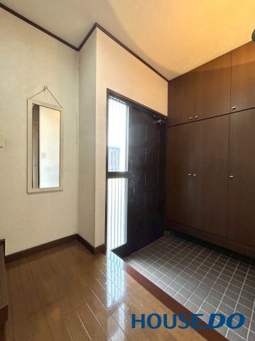 パナホーム施工　足利市大沼田町　中古戸建の玄関|玄関ドアは日がたっぷり入るタイプ♪
素敵な1日の始まりを見守ります！
今日も元気に「いってきます！」